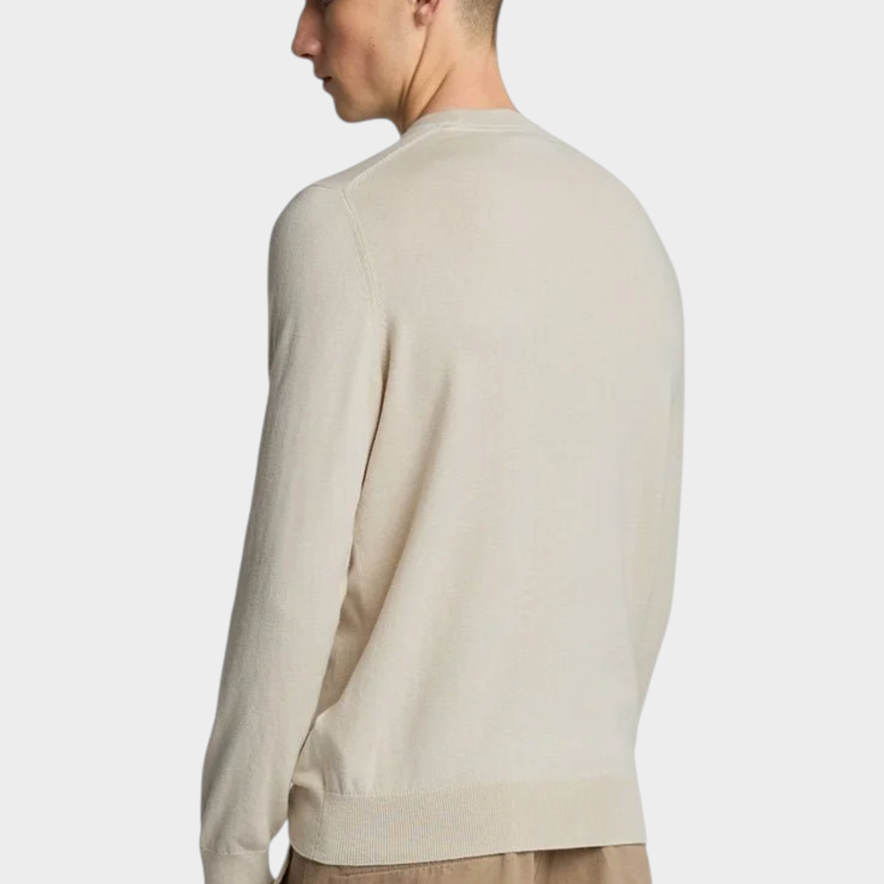 Modello indossa maglione girocollo Follower SRL beige in misto cotone e lana merino, vista posteriore