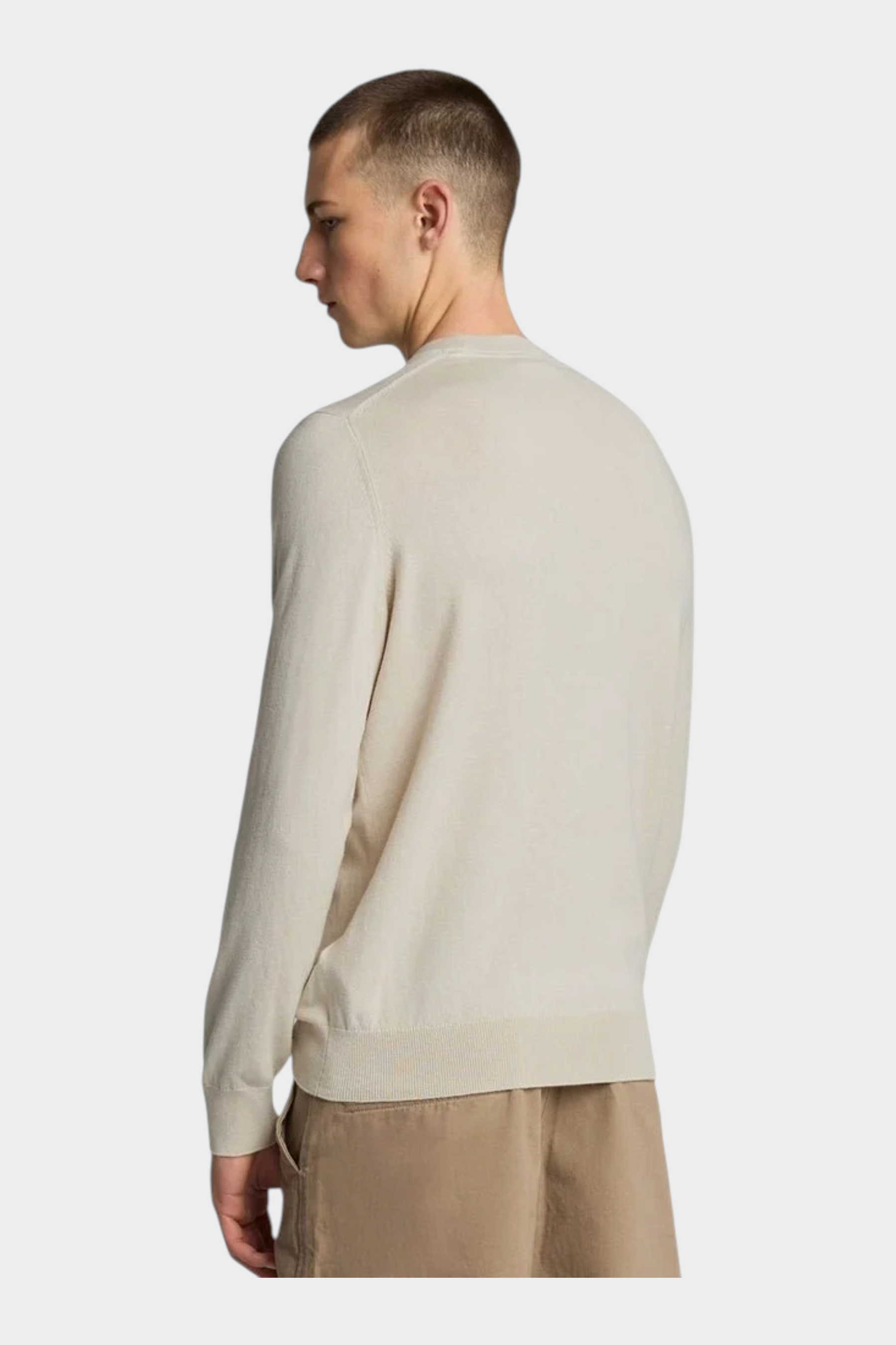 Modello indossa maglione girocollo Follower SRL beige in misto cotone e lana merino, vista posteriore