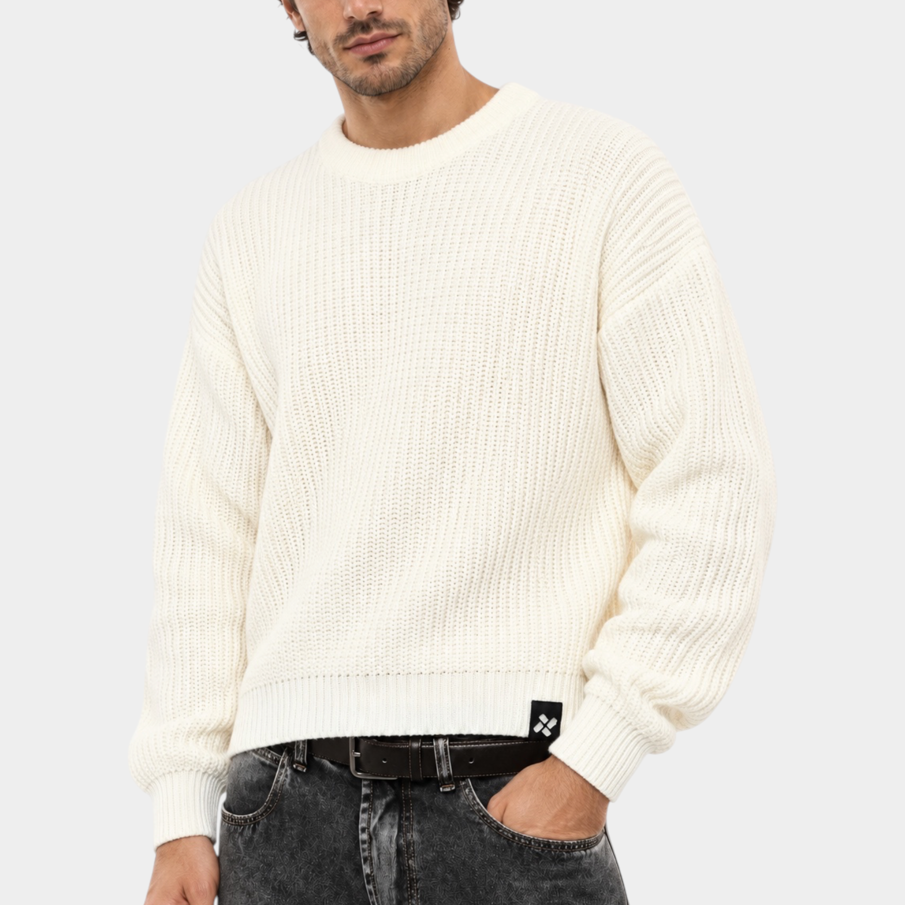 Maglione girocollo beige a maglia larga Follower SRL indossato da un modello con jeans scuri