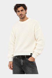 Maglione girocollo beige a maglia larga Follower SRL indossato da un modello con jeans scuri