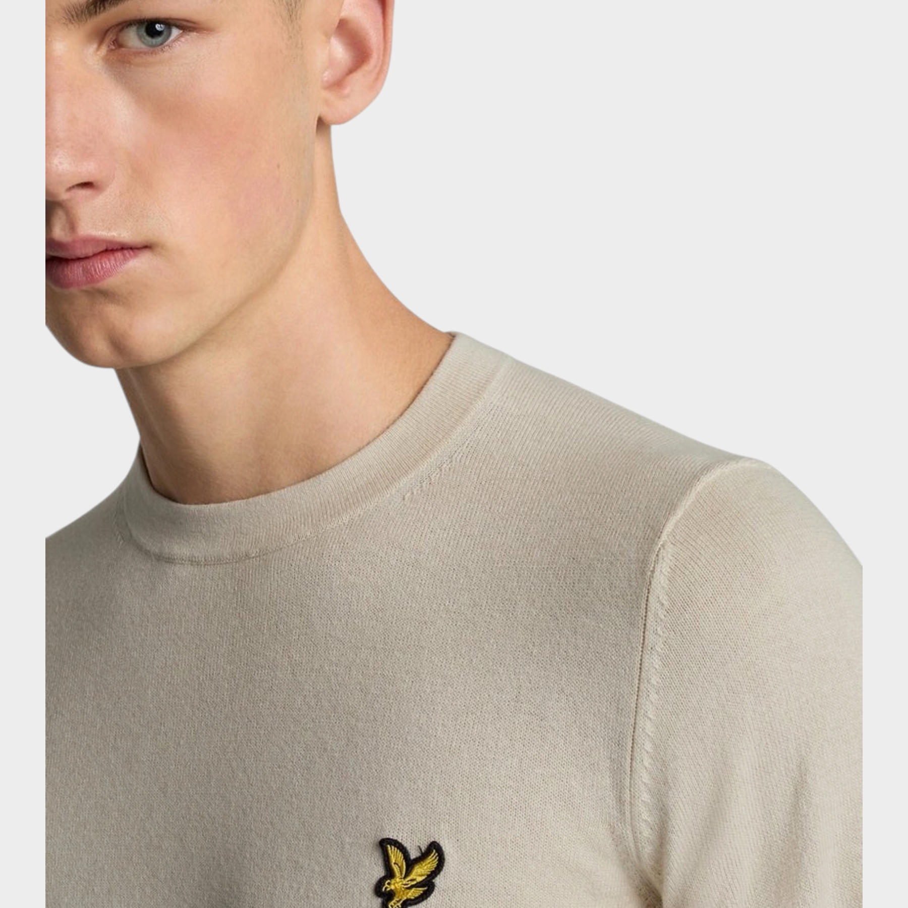 Modello indossa maglione girocollo beige in misto cotone e lana merino LYLE & SCOTT venduto da Follower SRL