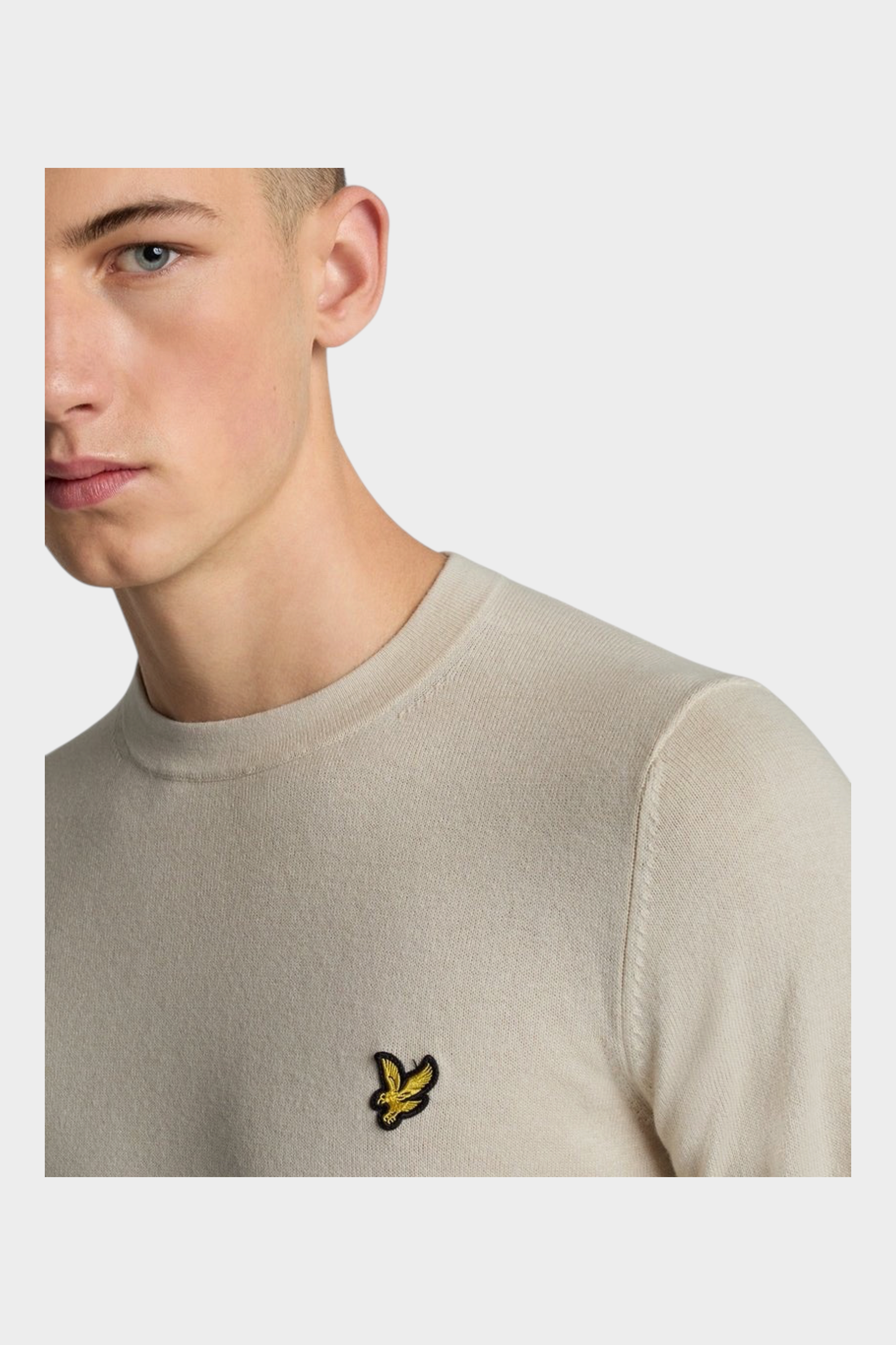 Modello indossa maglione girocollo beige in misto cotone e lana merino LYLE & SCOTT venduto da Follower SRL
