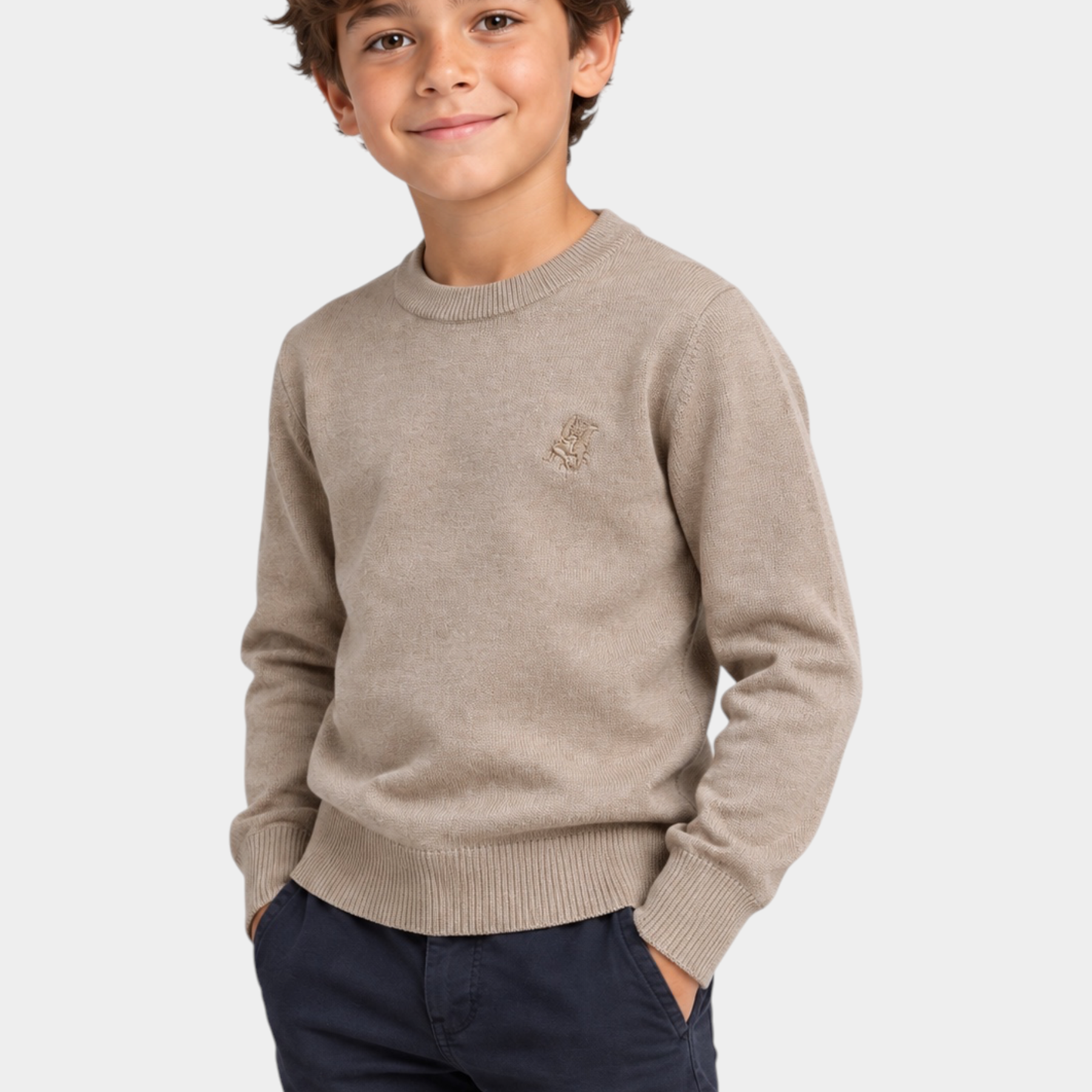 Bambino indossa un maglione girocollo beige Follower SRL con logo iconico ricamato sul petto