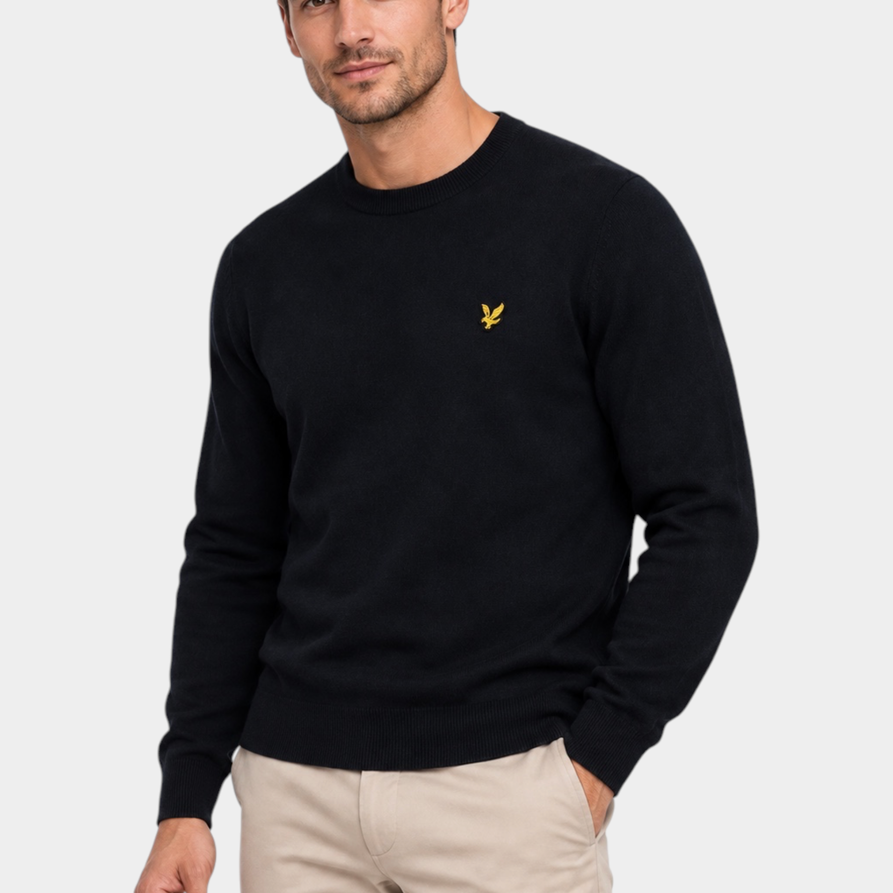 Modello indossa maglione girocollo blu navy in cotone e lana merino Lyle & Scott venduto da Follower SRL