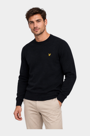 Modello indossa maglione girocollo blu navy in cotone e lana merino Lyle & Scott venduto da Follower SRL
