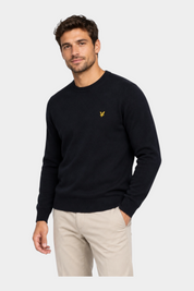 Modello indossa maglione girocollo blu navy in misto cotone e lana merino LYLE & SCOTT con logo ricamato Follower SRL