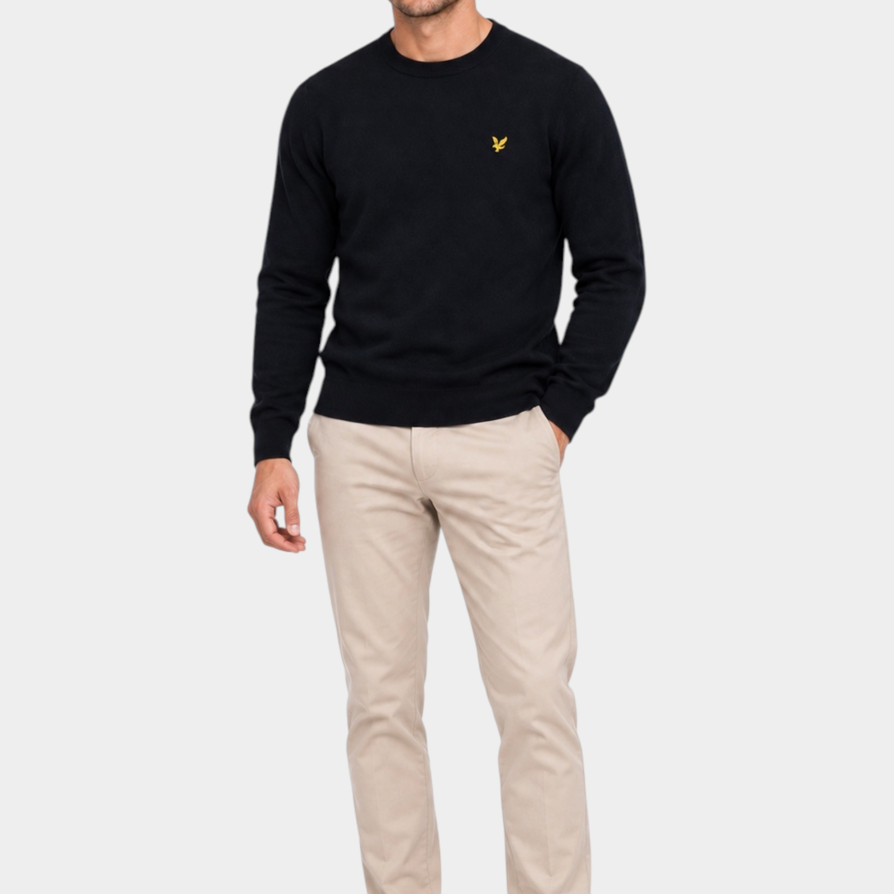 Modello indossa maglione girocollo blu navy in cotone e lana merino Follower SRL con logo dorato sul petto