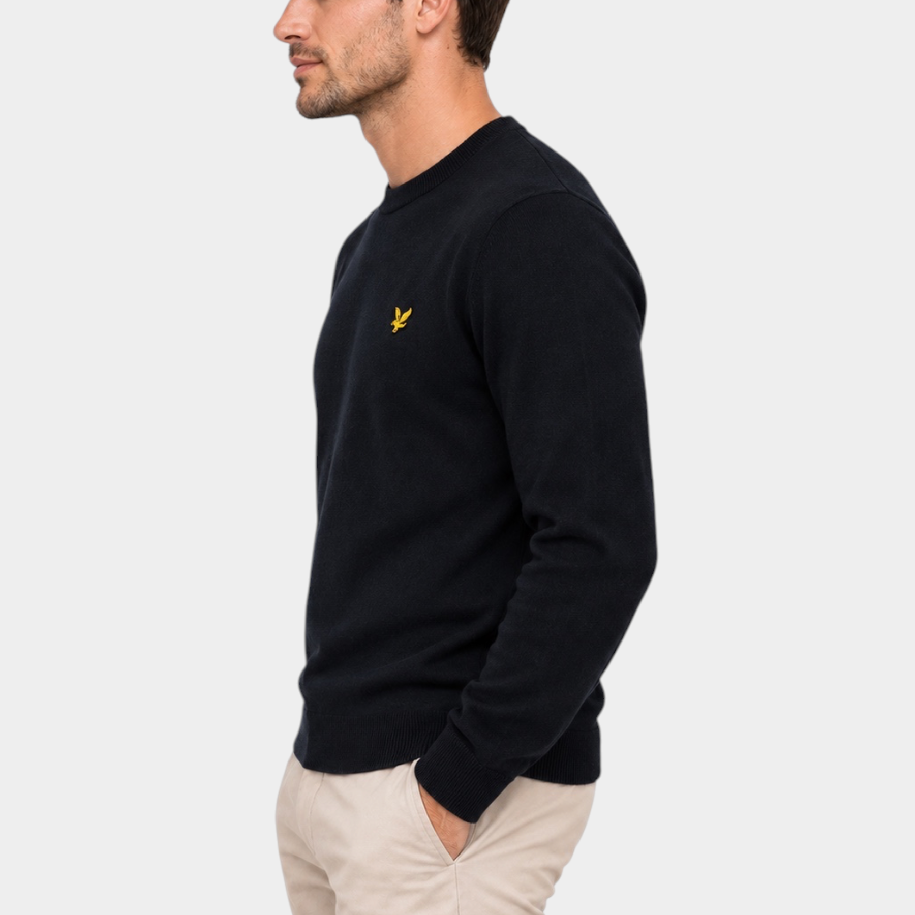 Modello indossa maglione girocollo blu navy Follower SRL in misto cotone e lana merino con logo Lyle & Scott