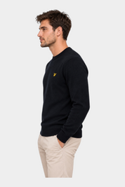 Modello indossa maglione girocollo blu navy Follower SRL in misto cotone e lana merino con logo Lyle & Scott