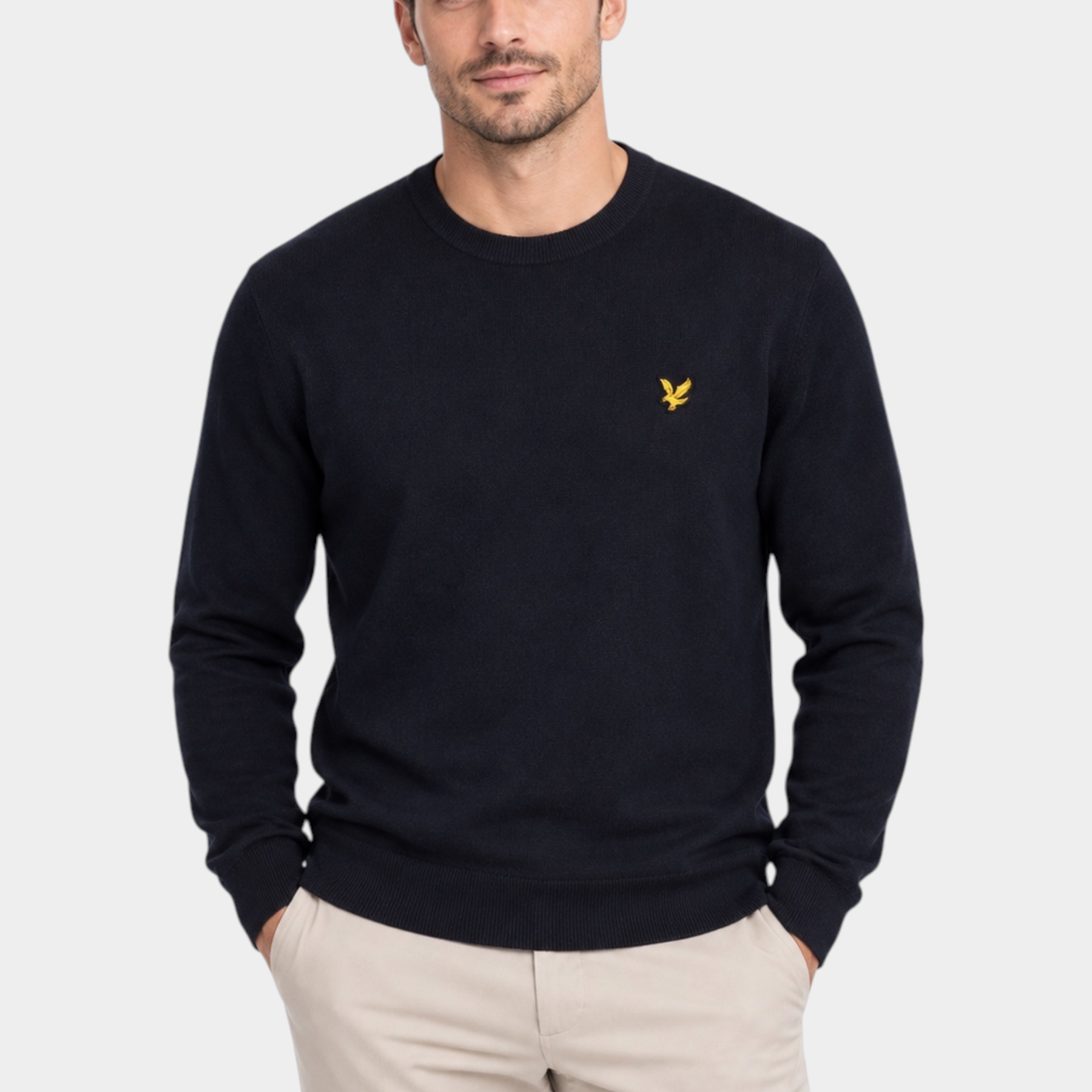 Modello indossa maglione girocollo blu navy in misto cotone e lana merino Follower SRL con logo dorato sul petto