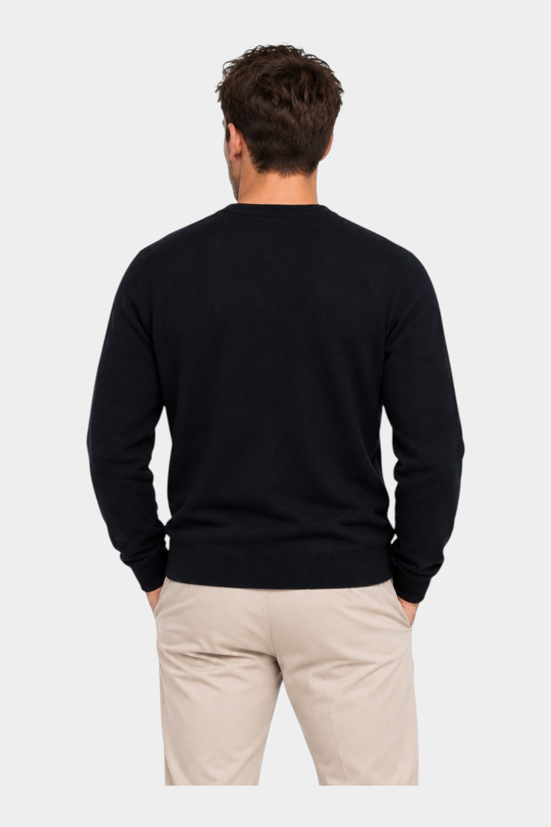Vista posteriore di un uomo che indossa un maglione girocollo blu navy in cotone e lana merino Follower SRL
