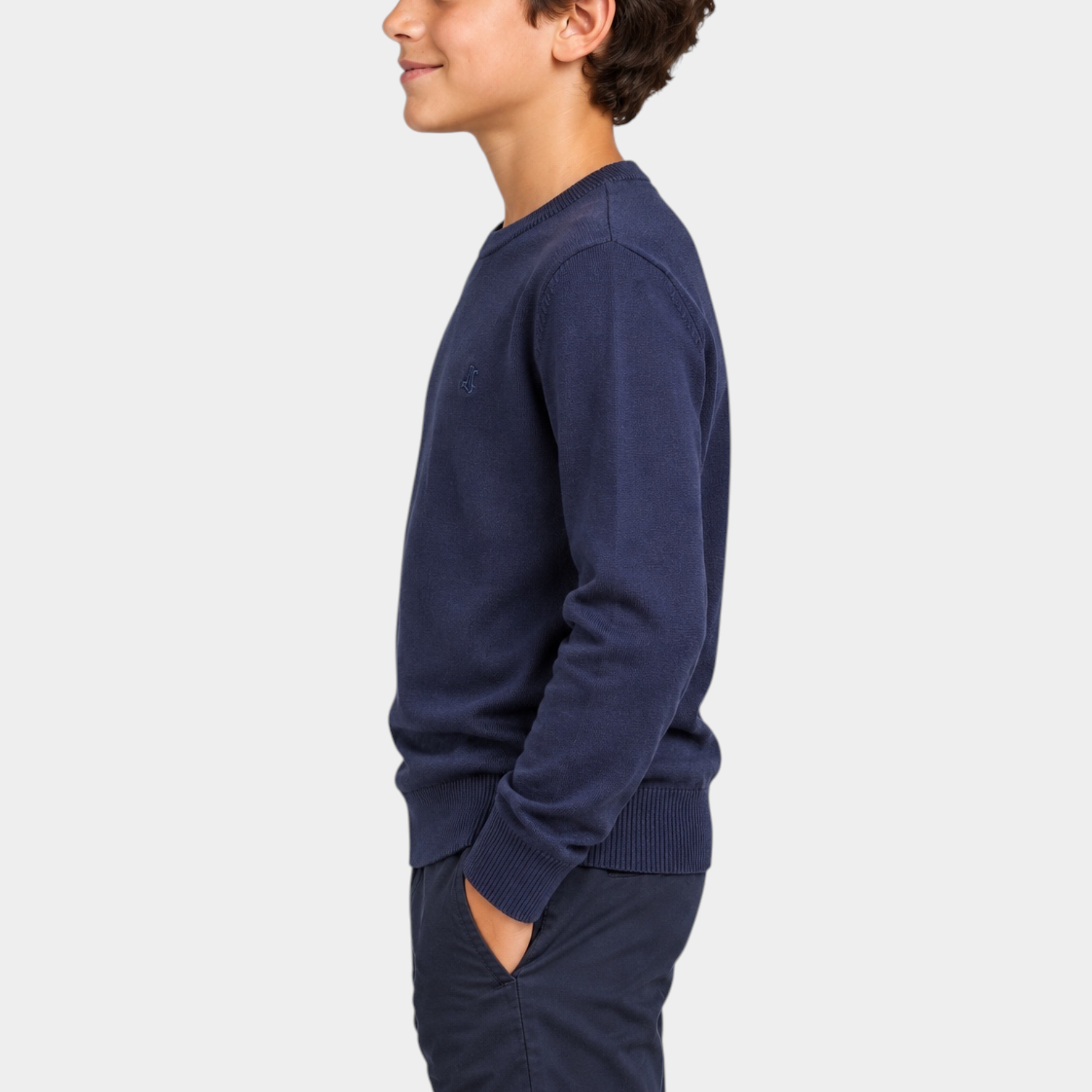 Ragazzo indossa maglione girocollo blu Follower SRL con logo iconico, vista laterale su sfondo neutro