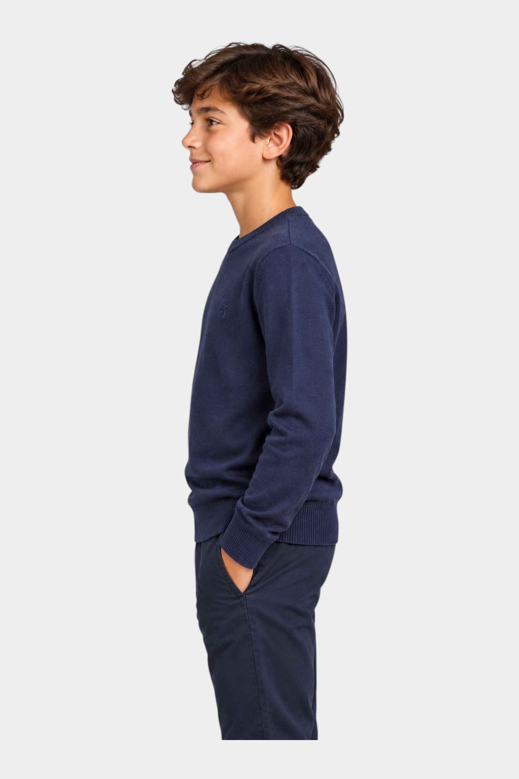 Ragazzo indossa maglione girocollo blu Follower SRL con logo iconico, vista laterale su sfondo neutro
