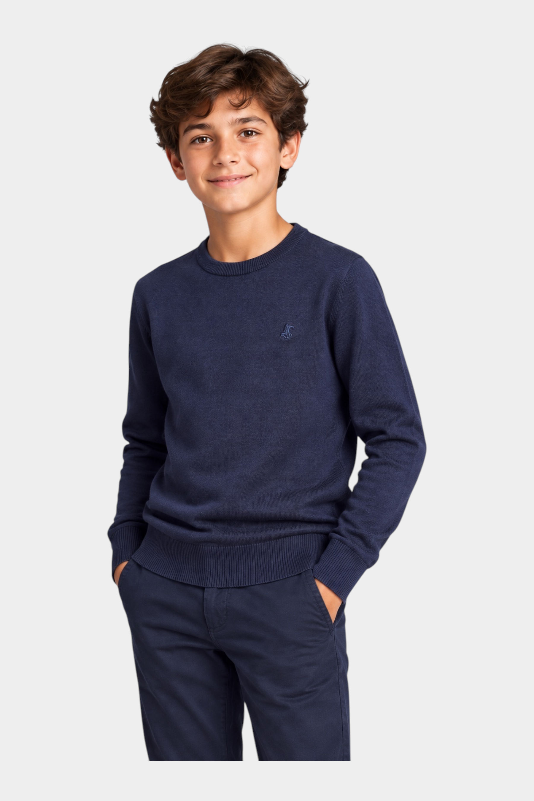 Ragazzo indossa maglione girocollo blu Follower SRL con logo iconico ricamato sul petto