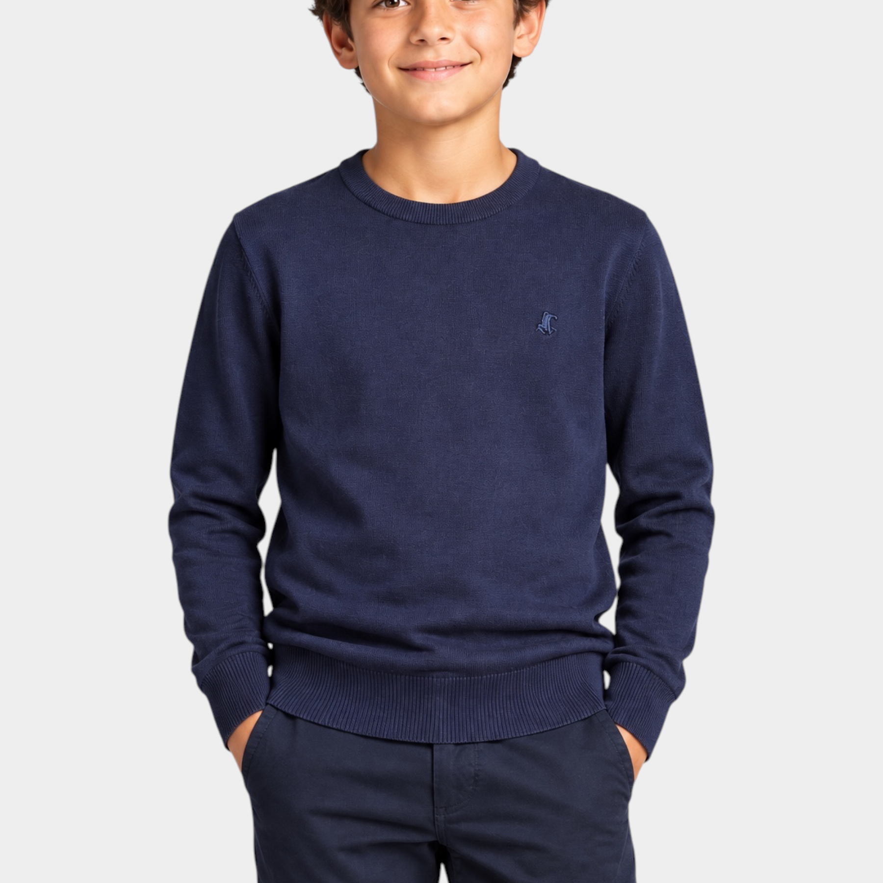 Ragazzo indossa un maglione girocollo blu Follower SRL con logo iconico ricamato sul petto