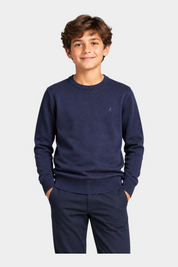 Ragazzo indossa un maglione girocollo blu Follower SRL con logo iconico ricamato sul petto