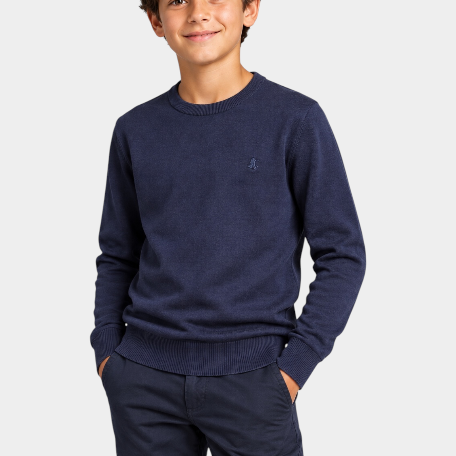 Ragazzo indossa maglione girocollo blu Follower SRL con logo iconico US GRAND POLO e pantaloni abbinati