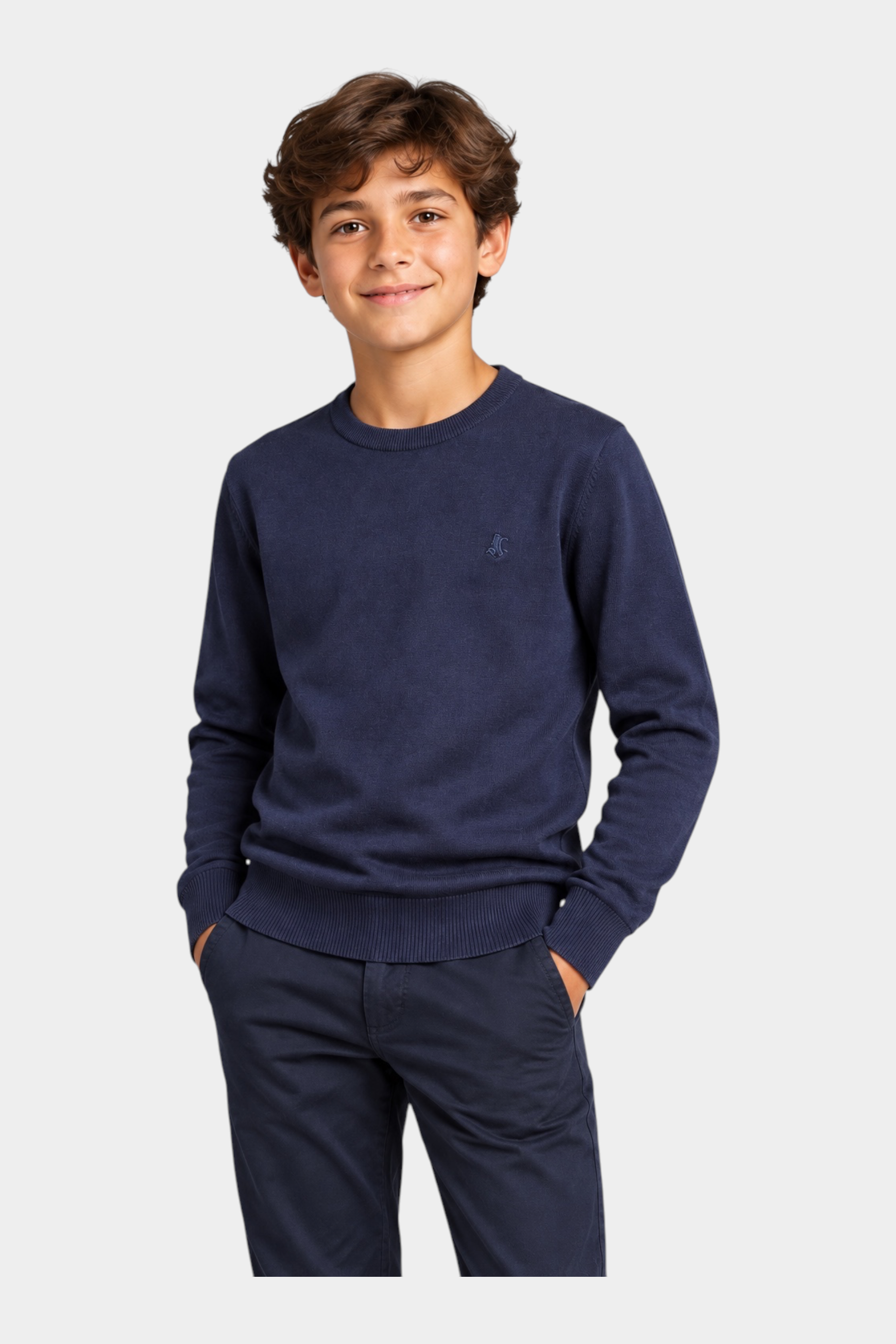 Ragazzo indossa maglione girocollo blu Follower SRL con logo iconico US GRAND POLO e pantaloni abbinati