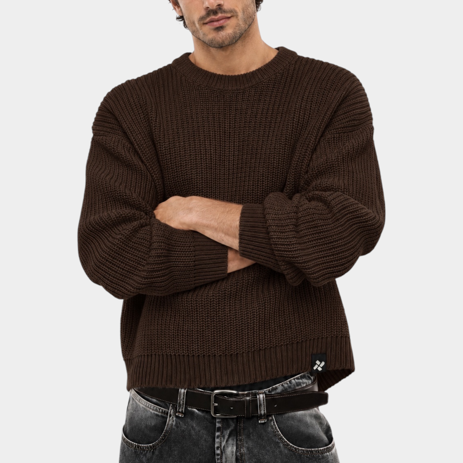 Modello indossa maglione girocollo marrone a maglia larga Follower SRL con vestibilità regular