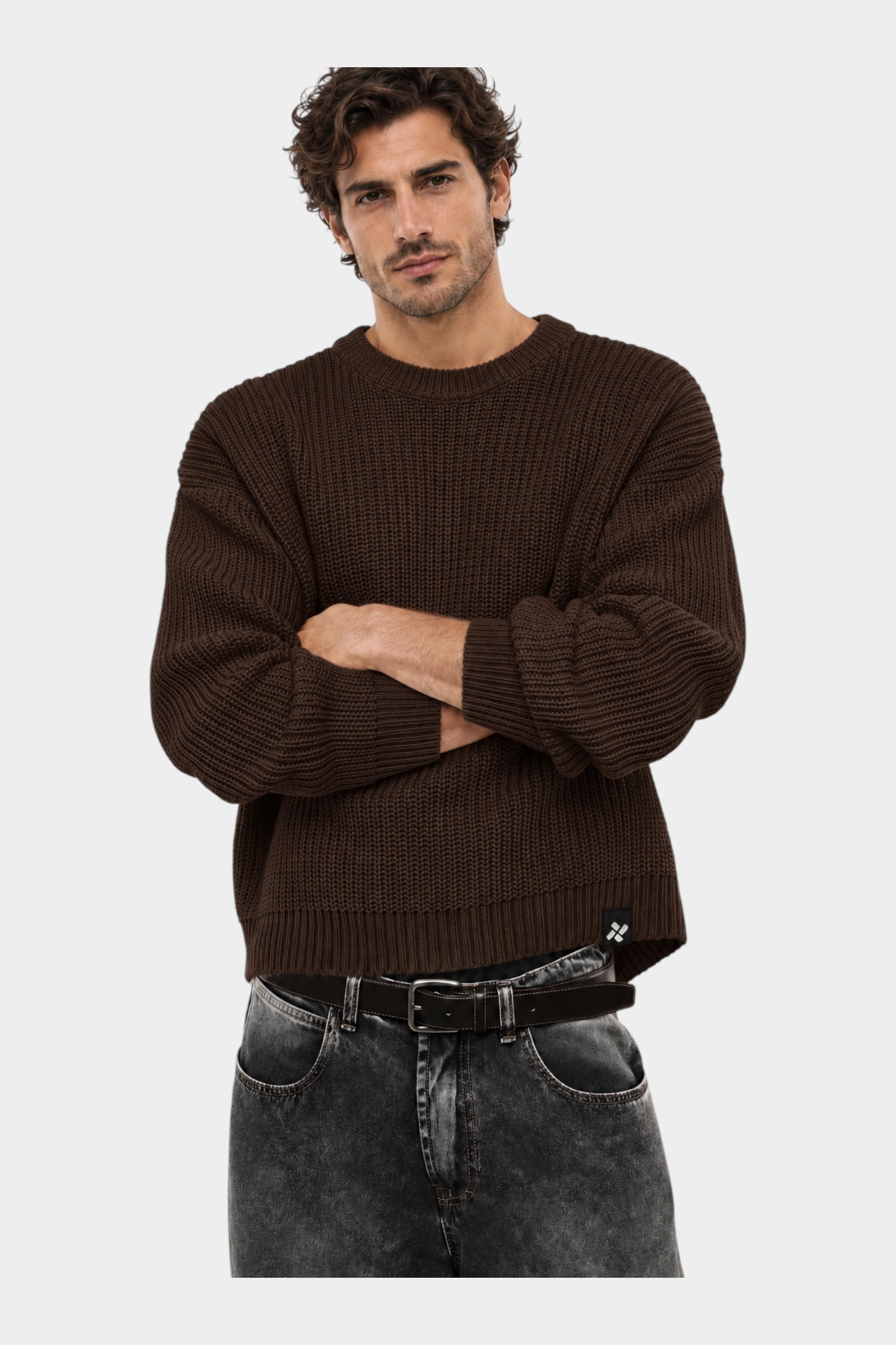 Modello indossa maglione girocollo marrone a maglia larga Follower SRL con vestibilità regular