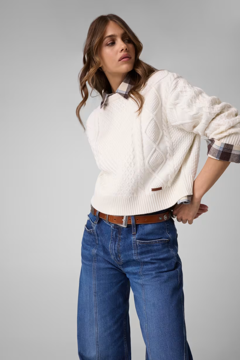 Modella indossa maglione Follower SRL in misto lana avorio con lavorazione a trecce, girocollo e vestibilità comoda