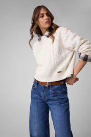 Modella indossa maglione Follower SRL in misto lana avorio con lavorazione a trecce, girocollo e vestibilità comoda