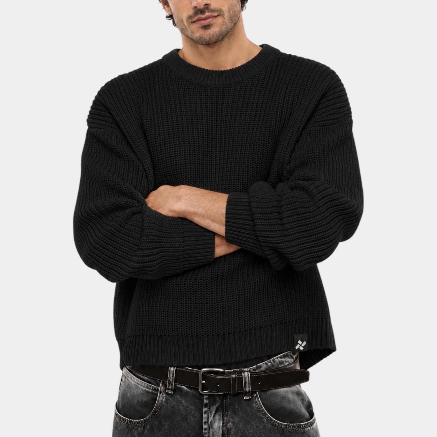 Modello indossa maglione girocollo nero a maglia larga Follower SRL con vestibilità regular fit