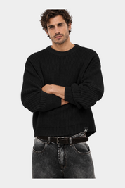 Modello indossa maglione girocollo nero a maglia larga Follower SRL con vestibilità regular fit