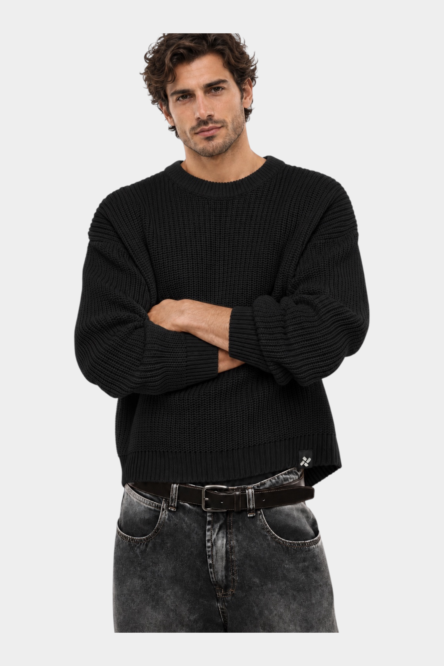 Modello indossa maglione girocollo nero a maglia larga Follower SRL con vestibilità regular fit