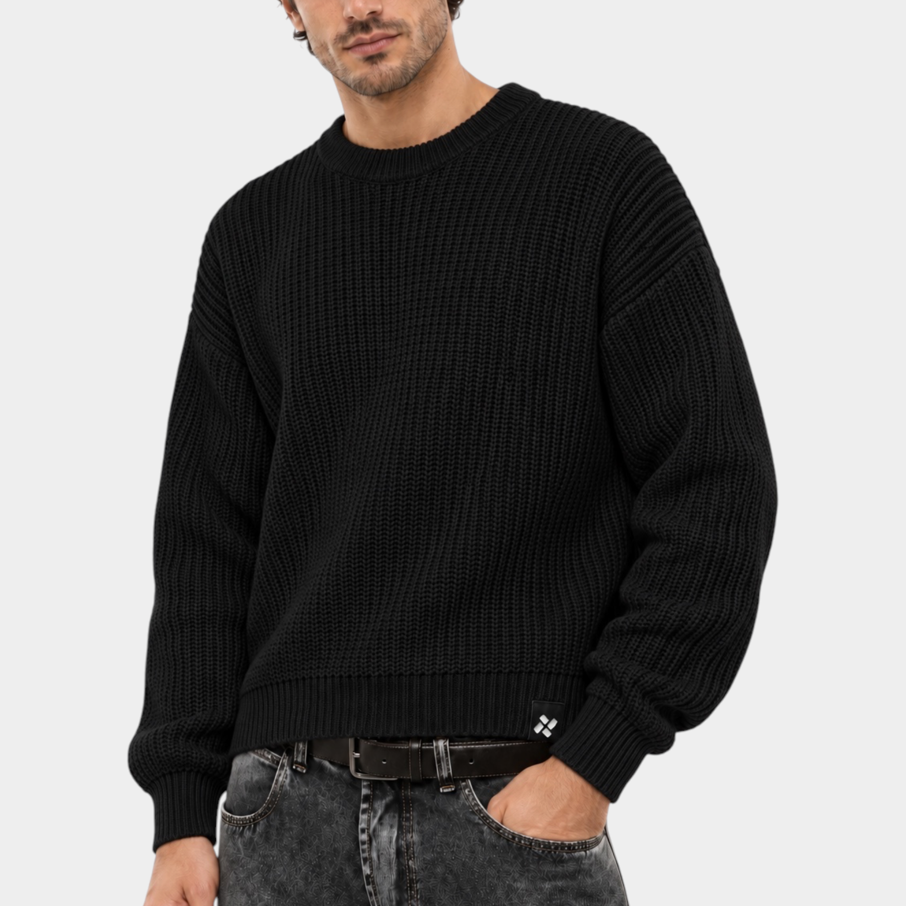 Modello indossa maglione girocollo nero a maglia larga Follower SRL con vestibilità regular fit