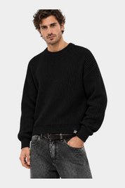 Modello indossa maglione girocollo nero a maglia larga Follower SRL con vestibilità regular fit