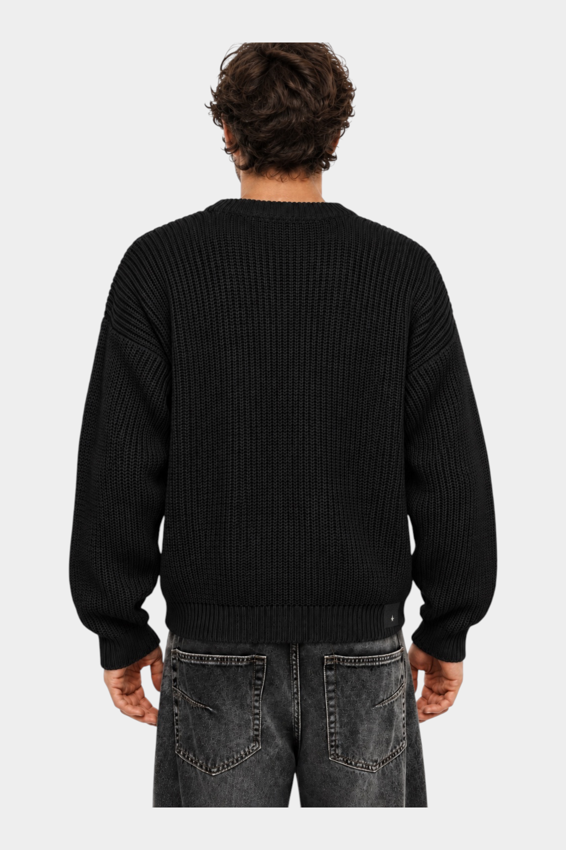 Vista posteriore di un uomo che indossa un maglione girocollo nero a maglia larga Follower SRL regular-fit