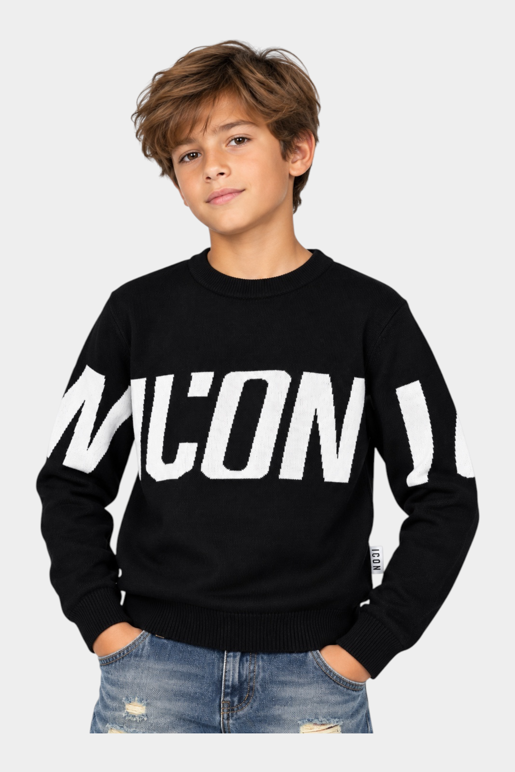 Bambino indossa un maglione nero Follower SRL con scritta ICON bianca a contrasto e girocollo