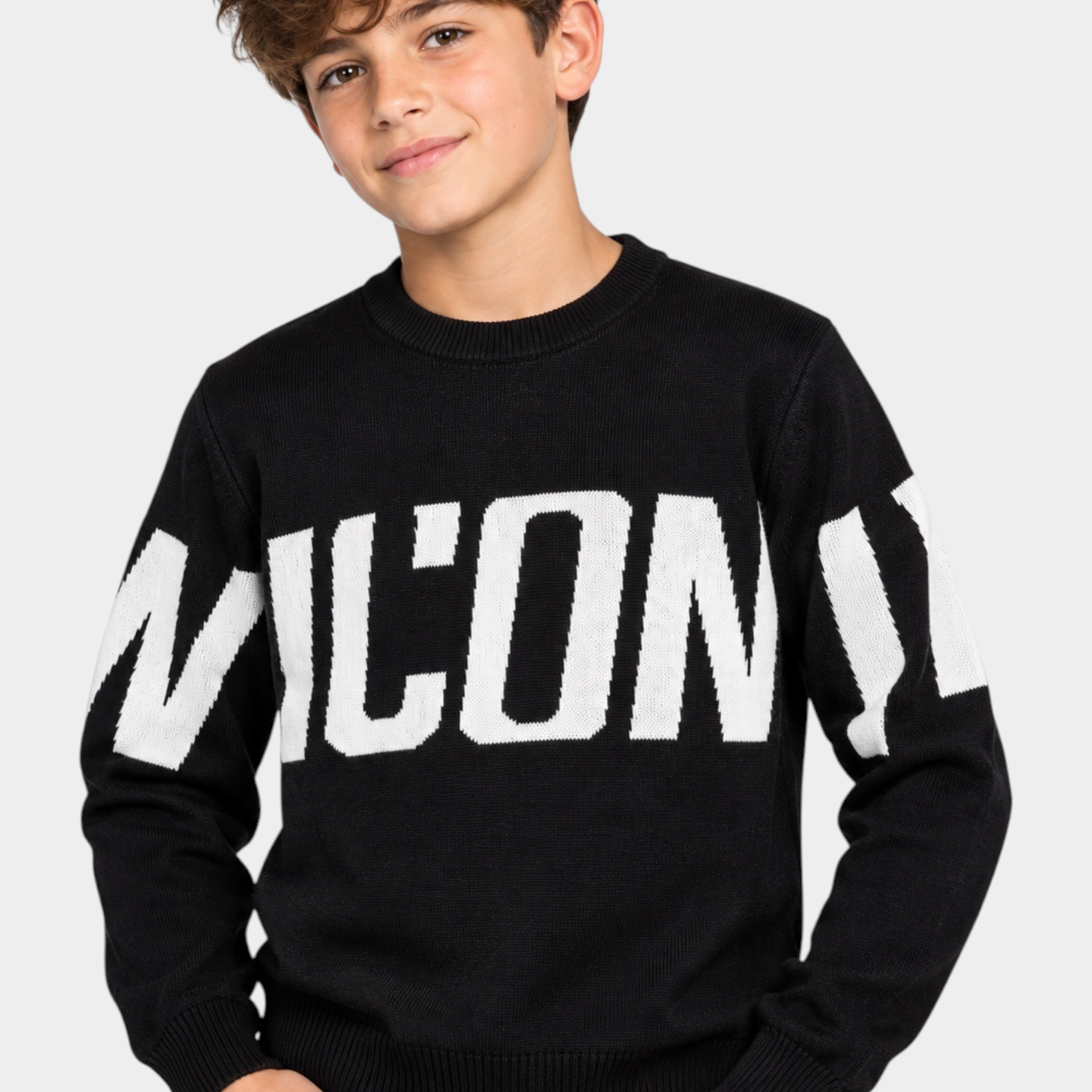 Ragazzo indossa un maglione nero Follower SRL con logo ICON bianco a contrasto, girocollo e maniche lunghe