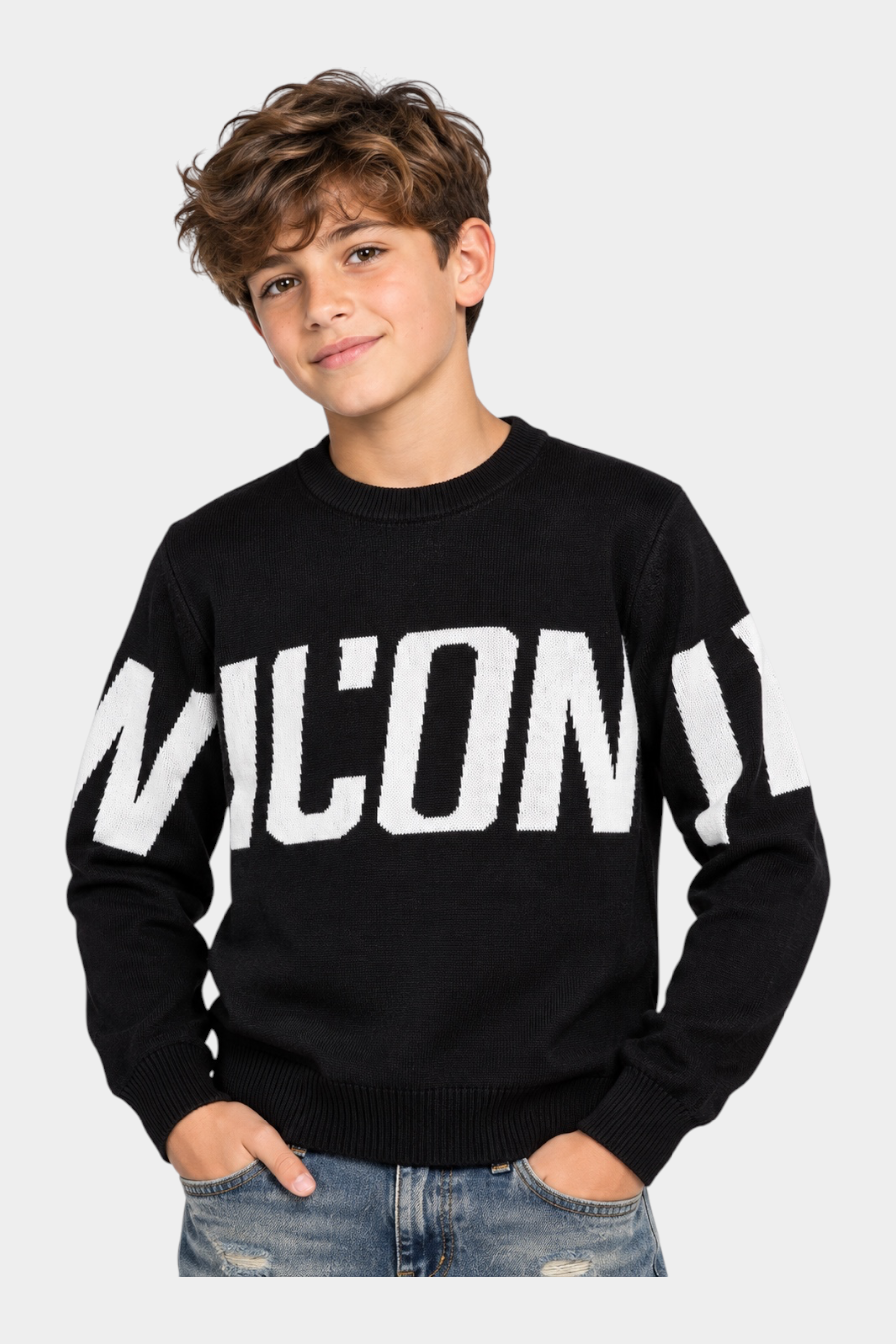 Ragazzo indossa un maglione nero Follower SRL con logo ICON bianco a contrasto, girocollo e maniche lunghe