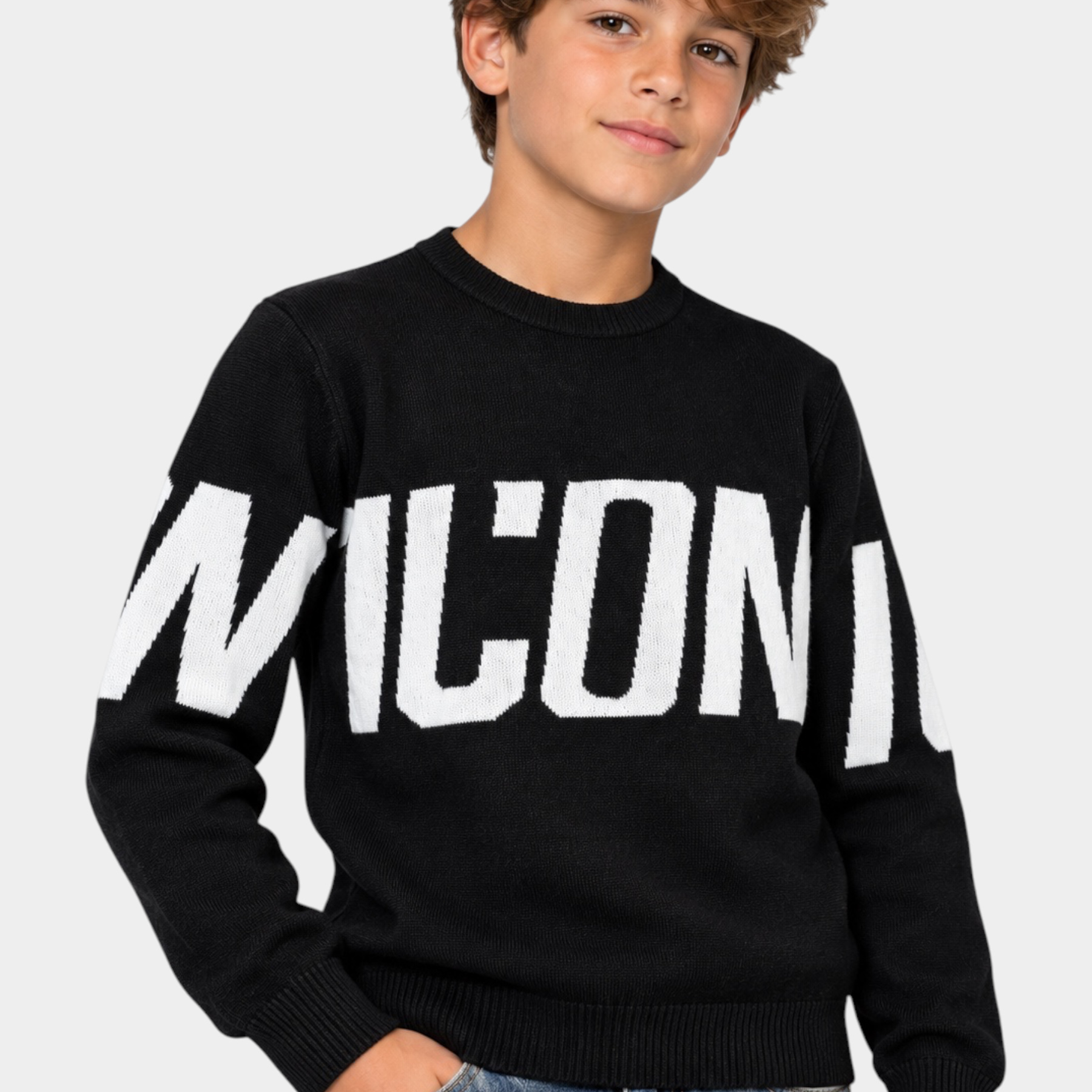 Ragazzo indossa maglione nero Follower SRL con logo ICON bianco a contrasto e girocollo