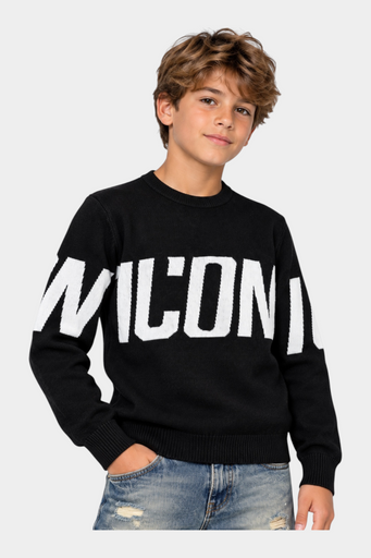 Ragazzo indossa maglione nero Follower SRL con logo ICON bianco a contrasto e girocollo