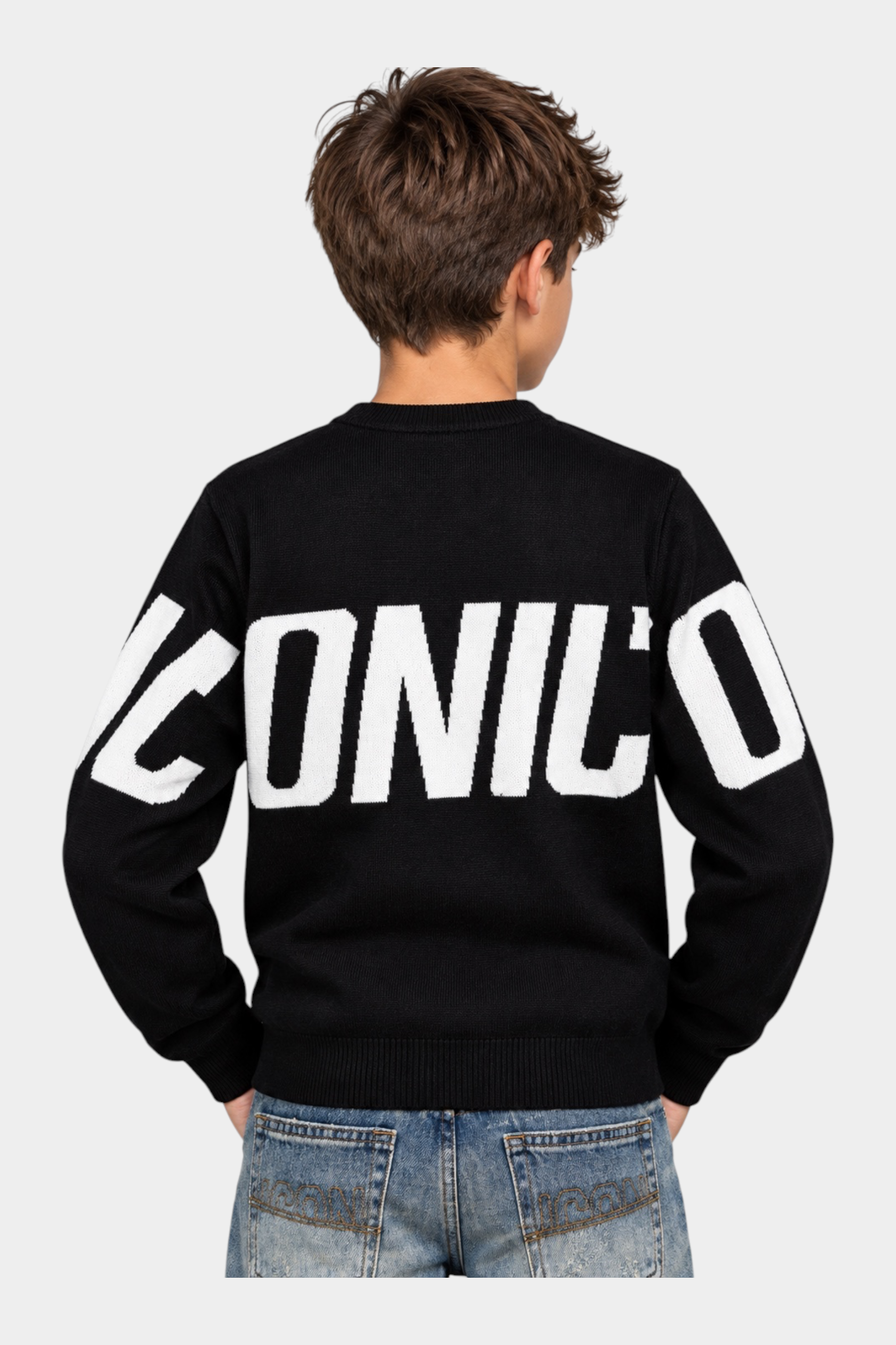 Ragazzo indossa maglione nero Follower SRL con scritta bianca ICONICO sul retro, vista posteriore