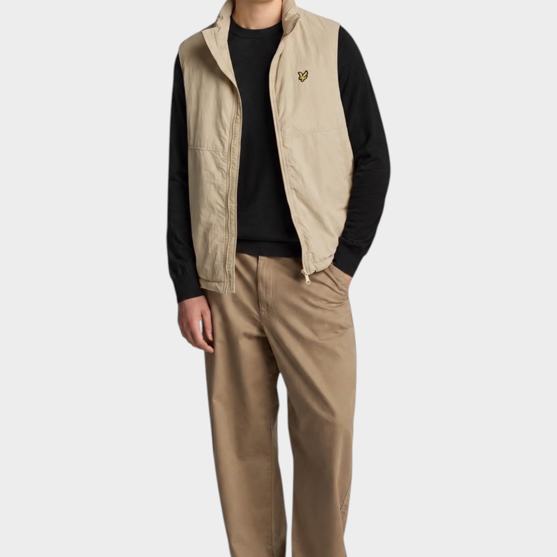 Modello indossa maglione girocollo nero in cotone e lana merino Lyle & Scott con gilet beige Follower SRL