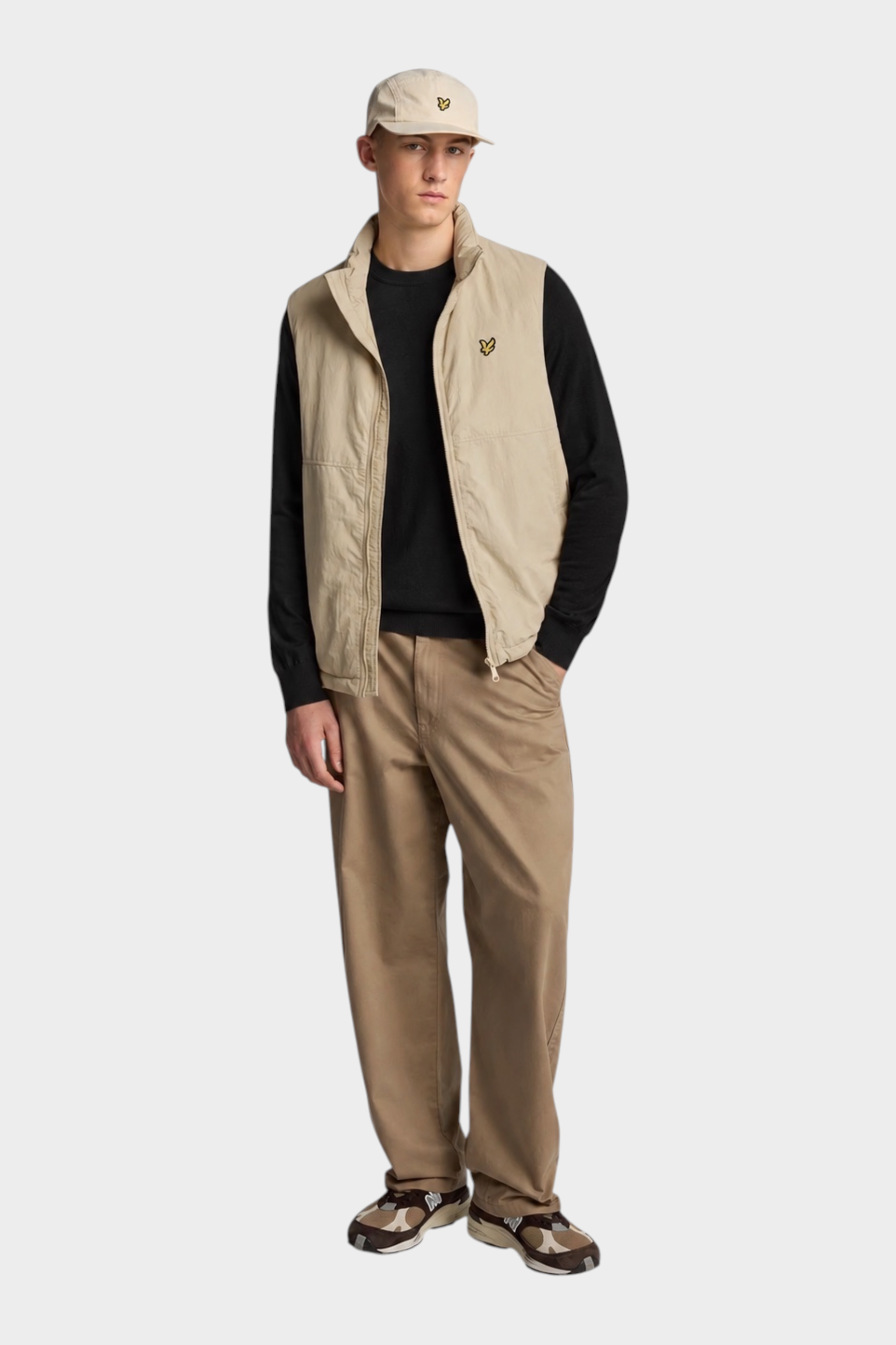 Modello indossa maglione girocollo nero in cotone e lana merino Lyle & Scott con gilet beige Follower SRL