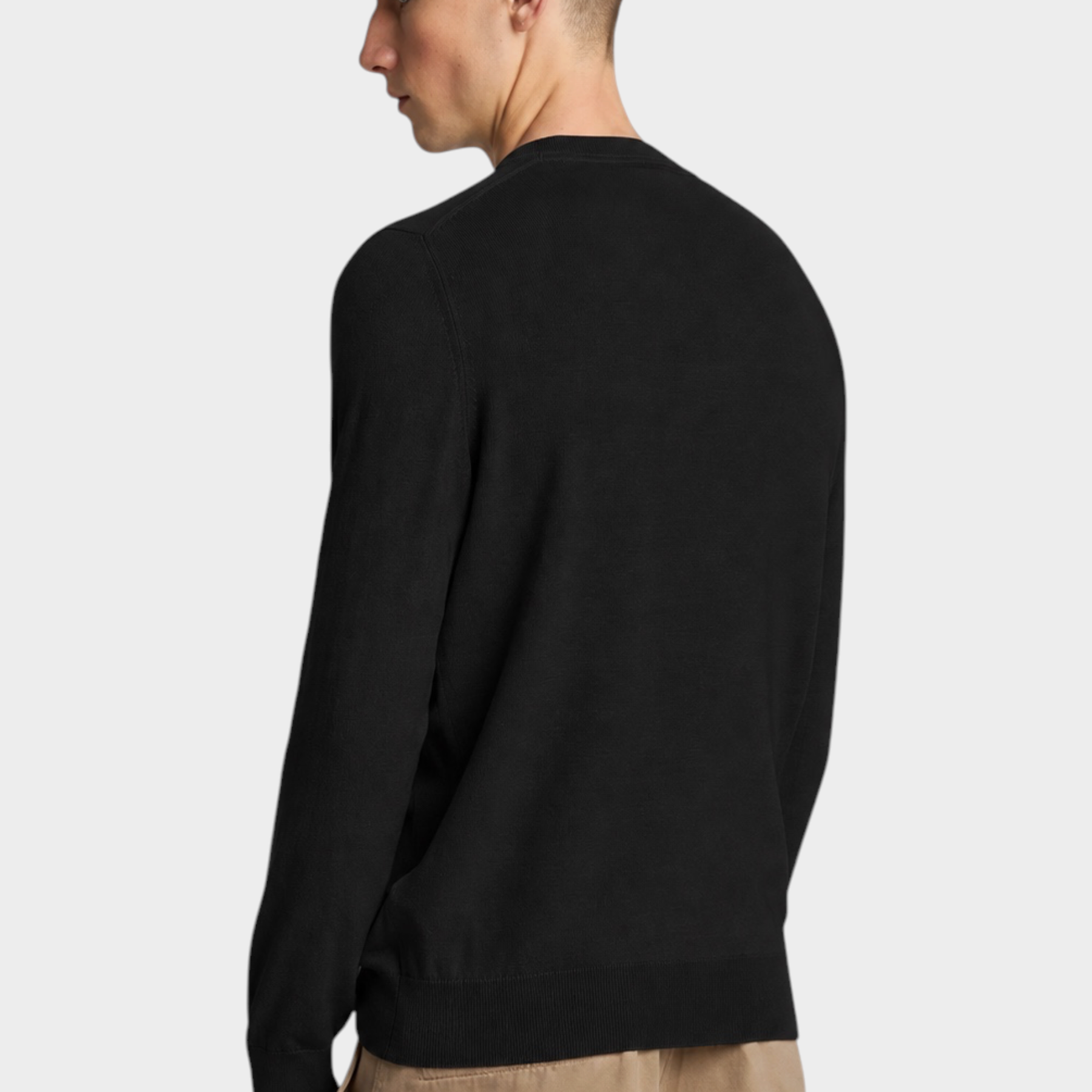 Maglione girocollo nero in misto cotone e lana merino LYLE & SCOTT visto da dietro indossato da un modello