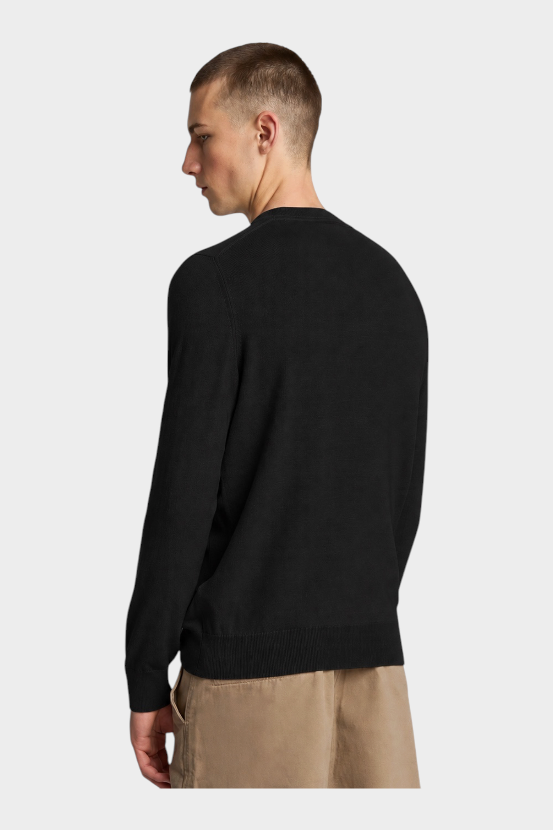 Maglione girocollo nero in misto cotone e lana merino LYLE & SCOTT visto da dietro indossato da un modello