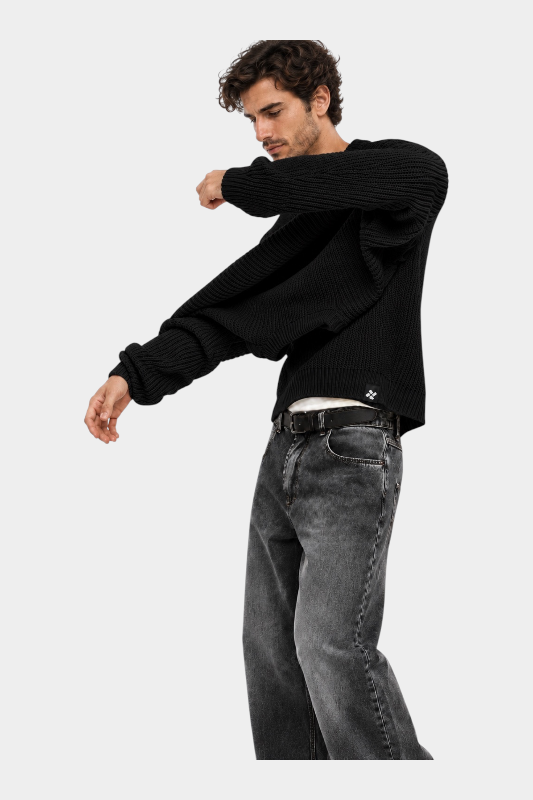 Modello indossa maglione girocollo nero a maglia larga Follower SRL con vestibilità regular fit