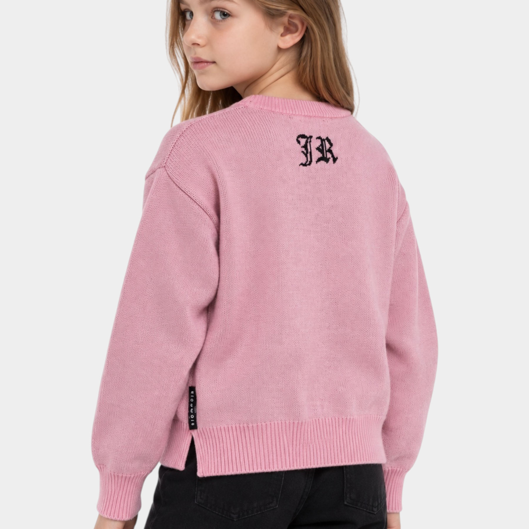 Bambina indossa maglione girocollo rosa Follower SRL con logo JR ricamato sul retro e dettagli a coste