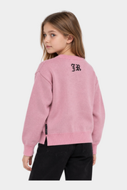 Bambina indossa maglione girocollo rosa Follower SRL con logo JR ricamato sul retro e dettagli a coste