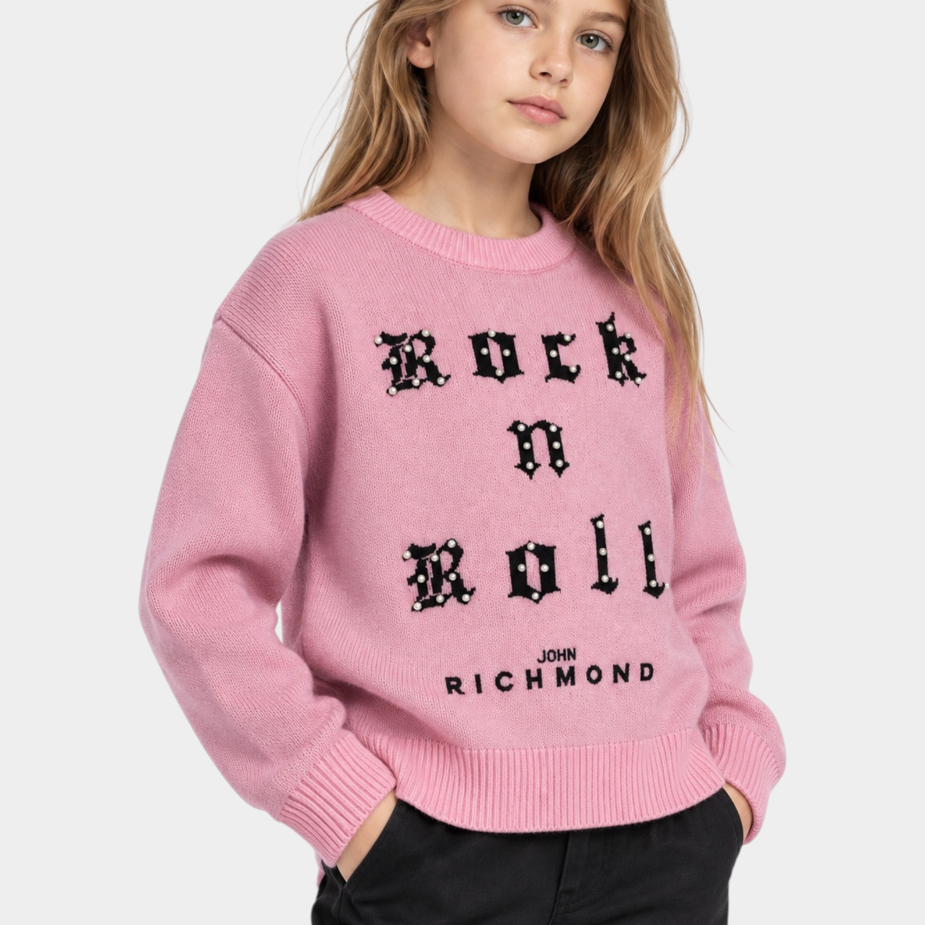 Bambina indossa un maglione girocollo rosa Follower SRL con scritta Rock n Roll decorata da strass