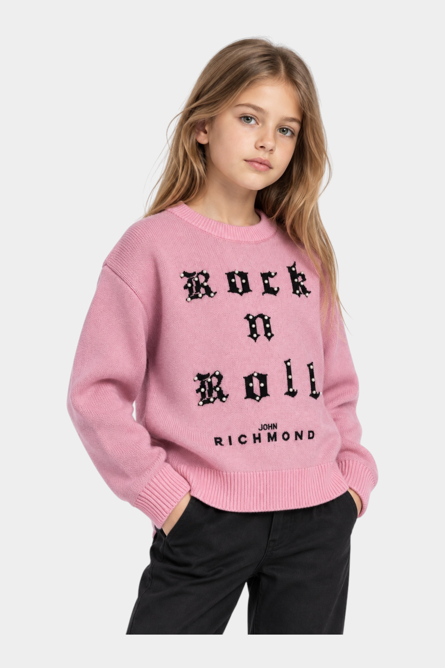 Bambina indossa un maglione girocollo rosa Follower SRL con scritta Rock n Roll decorata da strass