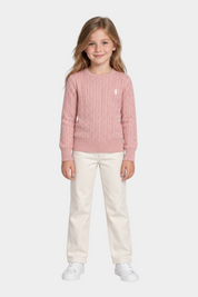 Bambina indossa un maglione a treccia rosa Follower SRL con logo ricamato, abbinato a pantaloni chiari e sneakers.
