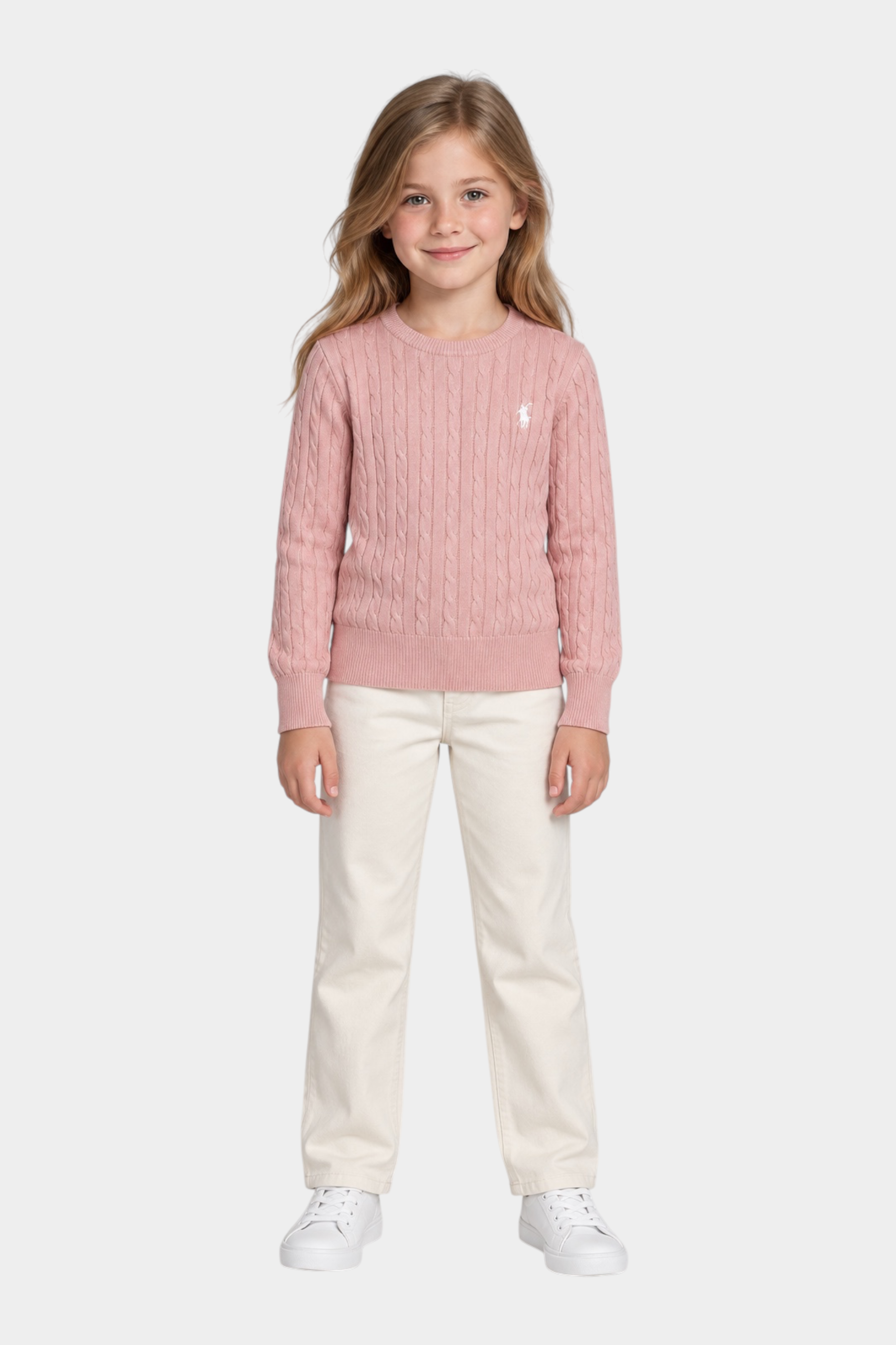 Bambina indossa un maglione a treccia rosa Follower SRL con logo ricamato, abbinato a pantaloni chiari e sneakers.