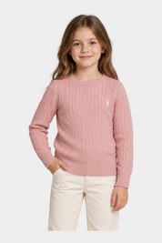 Bambina che indossa un maglione a treccia rosa Follower SRL con logo ricamato, abbinato a pantaloni chiari